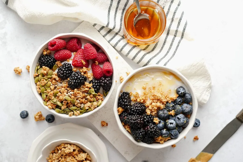Breakfast yogurt bowls with berries and granola